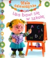 LIZA BAWI SIĘ W SZKOŁĘ. MAŁA DZIEWCZYNKA
