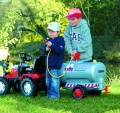 ROLLY TOYS PRZYCZEPA CYSTERNA Z ROZPYLACZEM I POMPKĄ SREBRNA 122776