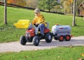 ROLLY TOYS PRZYCZEPA CYSTERNA Z ROZPYLACZEM I POMPKĄ SREBRNA 122776