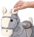 ADAM TOYS PLUSZOWY KONIK NA BIEGUNACH SIWEK Z KOŁAMI