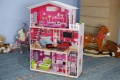 ECOTOYS DREWNIANY DOMEK DLA LALEK BARBIE REZYDENCJA MALIBU Z WINDĄ 4118